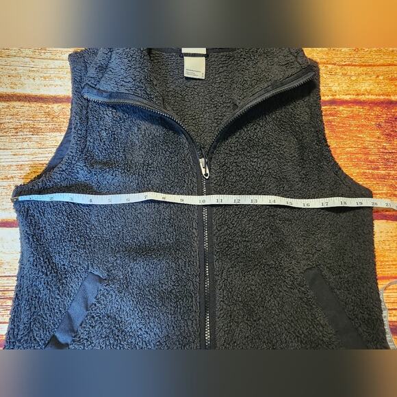 The North Face Women's Black Sherpa Fleece Vest Size Medium - Picture 4 of 9